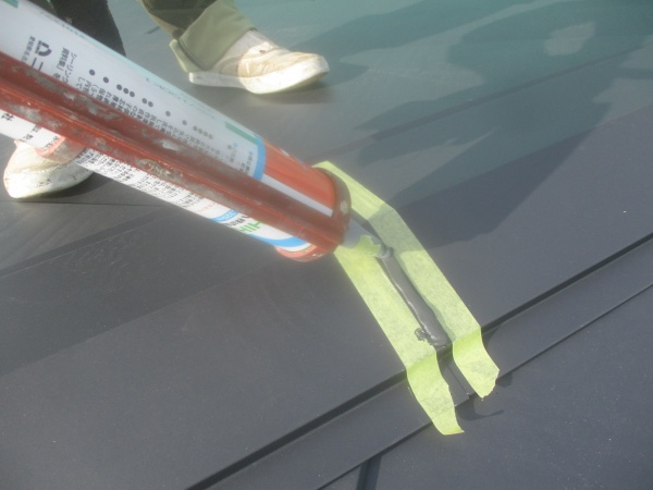 シーリング材の塗布中です