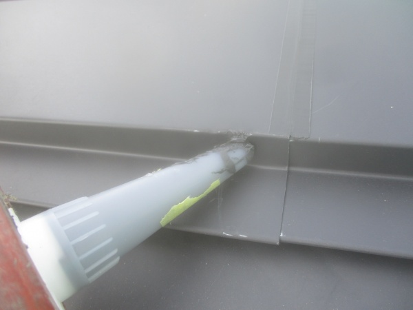 釘頭のシーリング中です