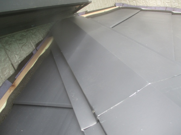 棟板金の取り付け終了です