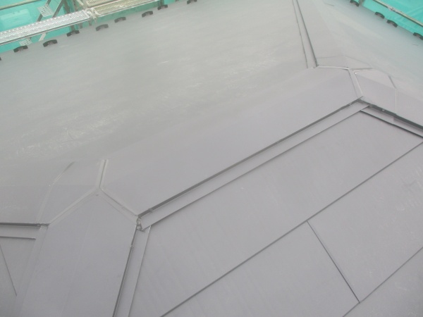 大屋根の棟板金取り付けが終了しました