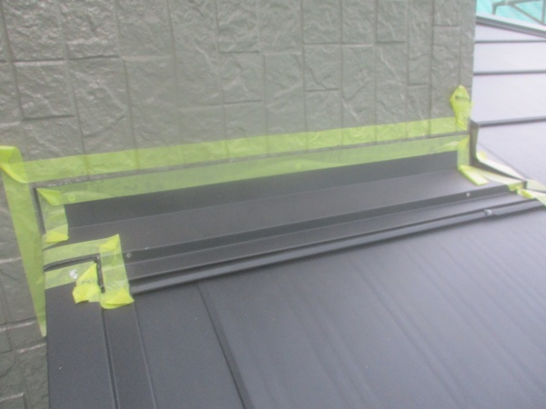 下屋根のシーリング用の養生です