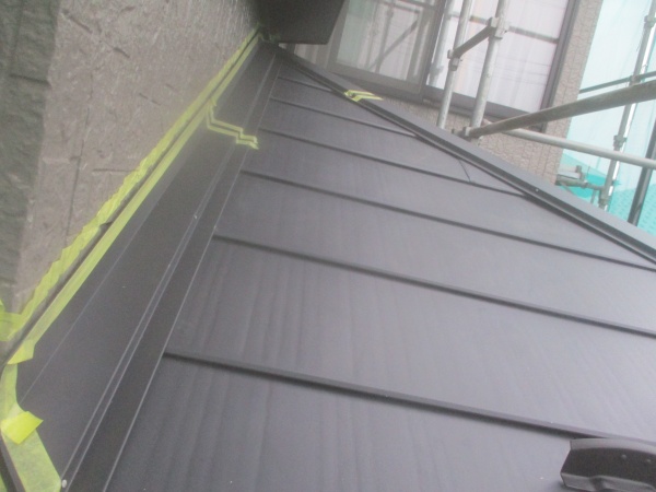 下屋根のシーリング用の養生です