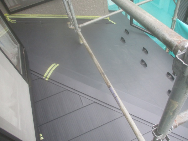 下屋根のシーリング用の養生です