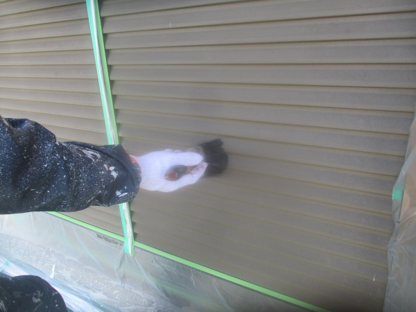 雨戸吹付塗装の下処理中です