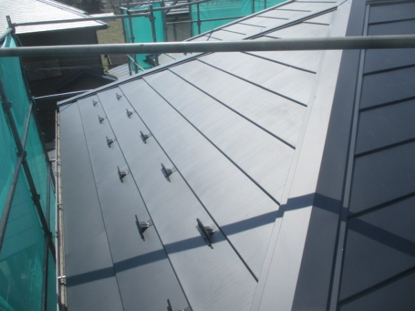 大屋根東面の完工です