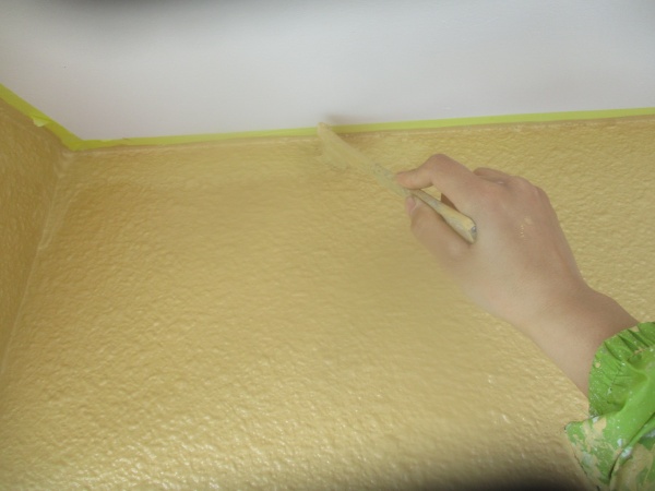 外壁刷毛塗装中です