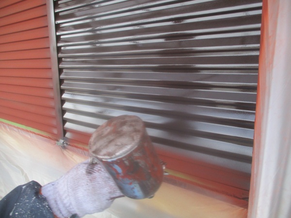 雨戸吹付塗装の中塗り中です