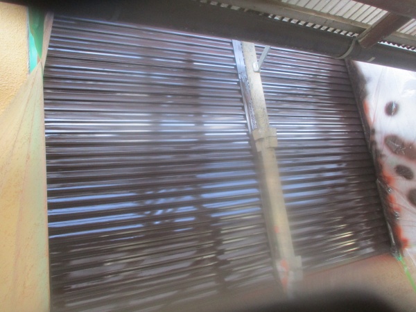 雨戸吹付の中塗りが終了しました