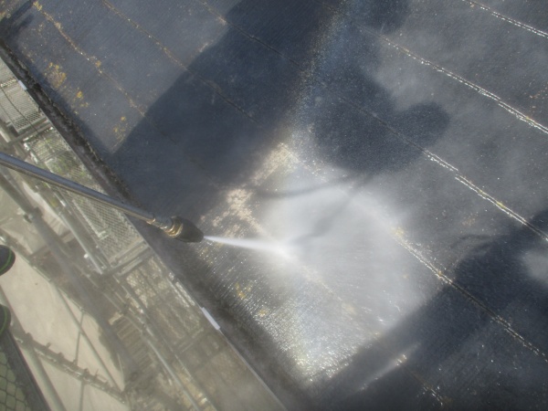 屋根高圧洗浄中です