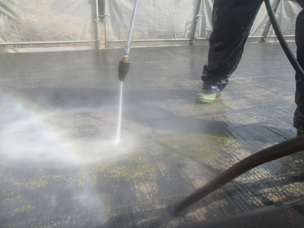 屋根高圧洗浄中です