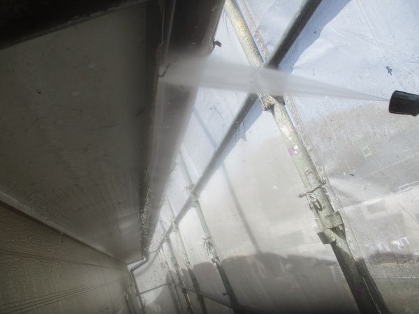 破風板と軒樋の洗浄中です