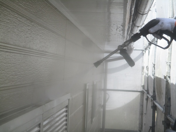 サッシ枠の洗浄中です