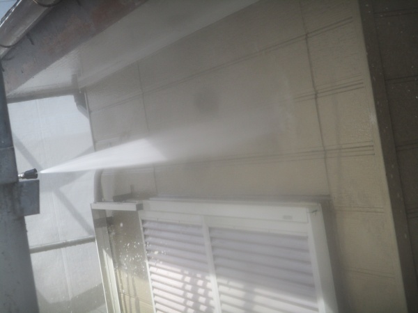 サイディングの洗浄中です