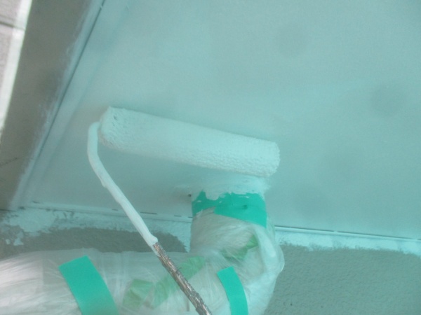 軒天の１回目ローラー塗装中です