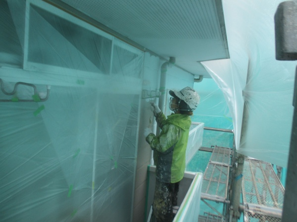 窯業系外壁の下塗り中です