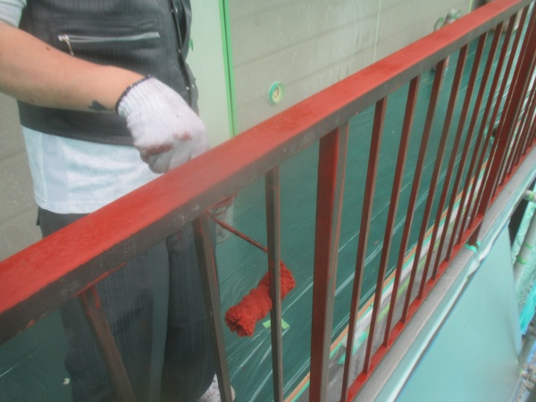 手摺の錆止め塗装中です