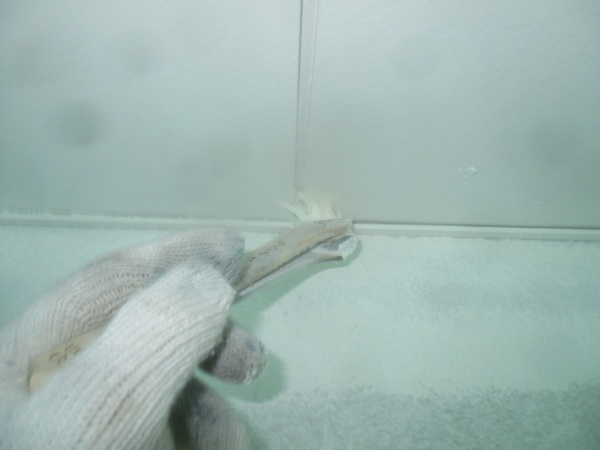 軒天の２回目塗装中です