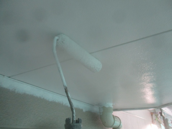 軒天の２回目塗装中です