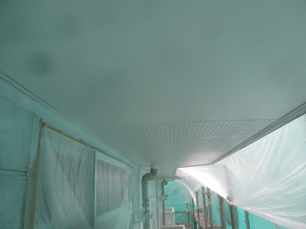 軒天の２回目塗装終了です