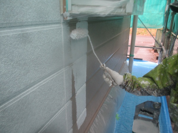 窯業系外壁の下塗り中です