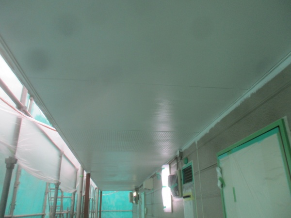 軒天の２回目塗装終了です