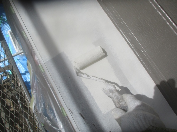 出窓天板の中塗り中です