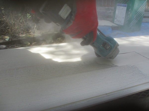 サイディングの加工中です