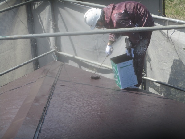 スレート屋根の上塗り中です