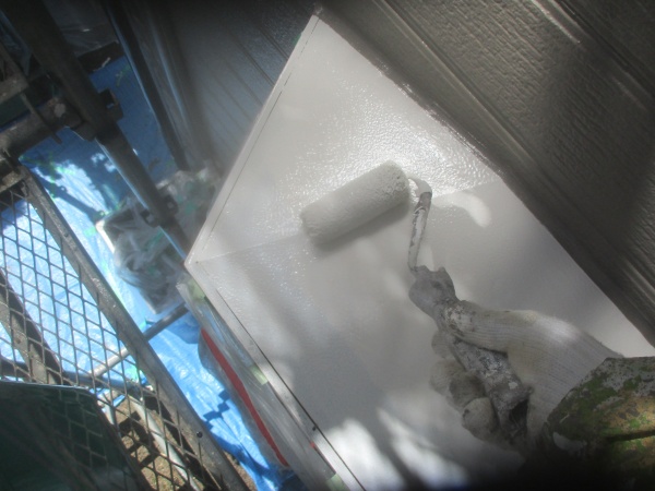 出窓天板の上塗り中です