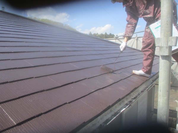 スレート屋根の上塗り中です