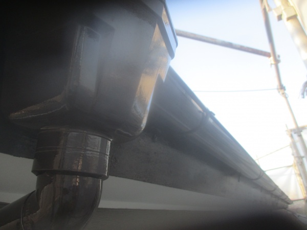 雨樋と破風板の中塗り終了です