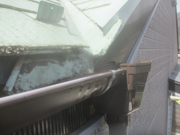 雨水飛散防止金具取り付けです