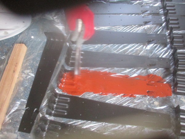 雪止めの錆止め塗装中です