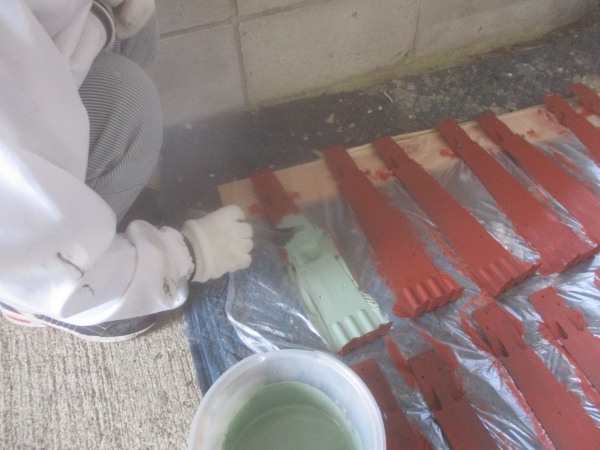 屋根と同じ色を塗装します