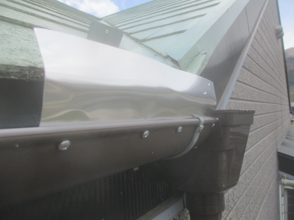 雨水飛散防止金具取り付けです