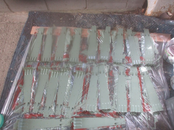 屋根と同じ色を塗装しました