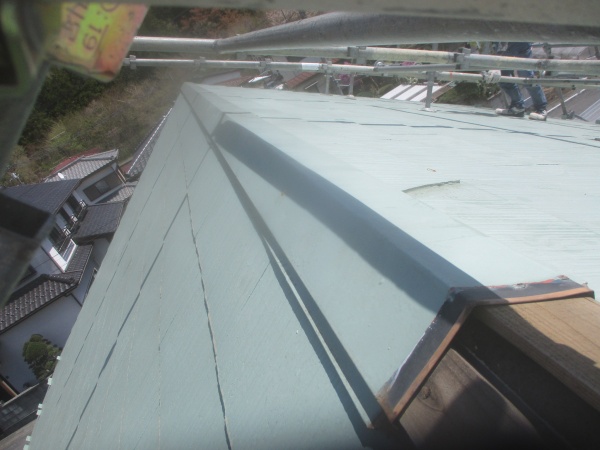 破損した棟板金の状態です