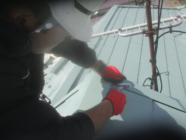 棟板金の取り付け中です