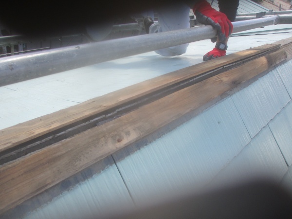 破損した棟板金の状態です