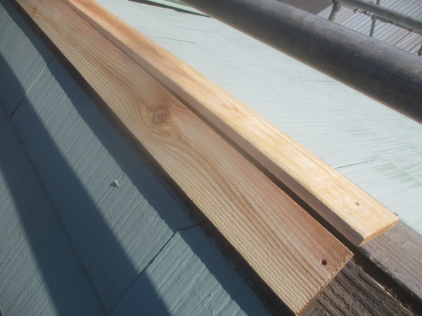 棟板金下地の交換中です