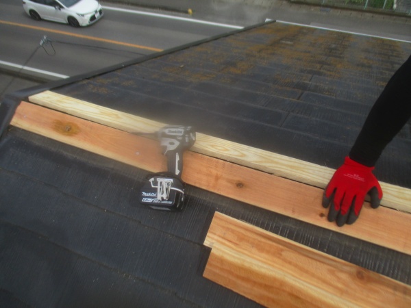 棟木の取り付け中です