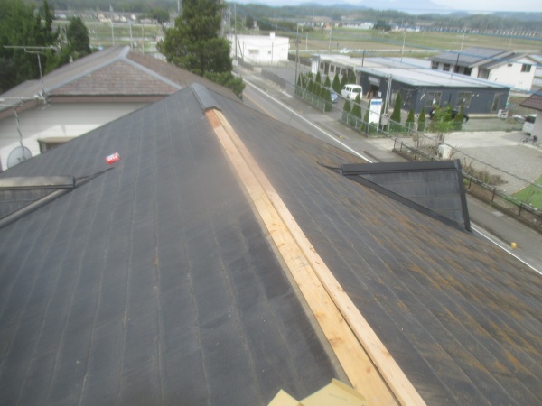 棟板金の取り付け中です