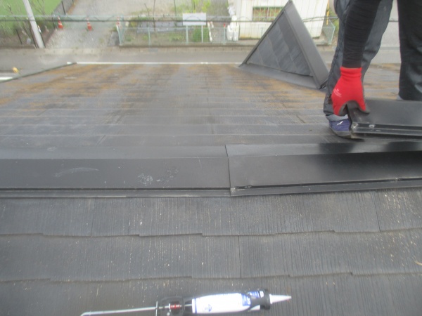 棟板金の取り付け中です