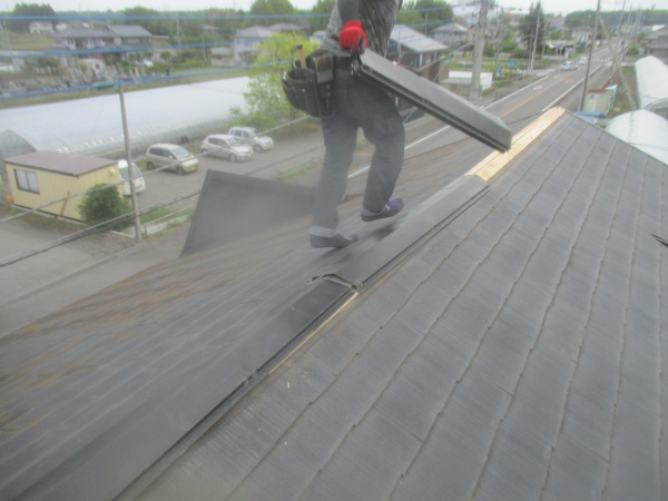 棟板金の取り付け中です