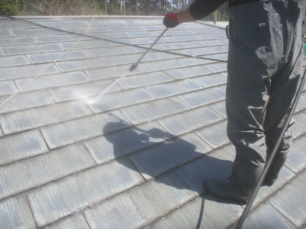 スレート屋根の洗浄中です