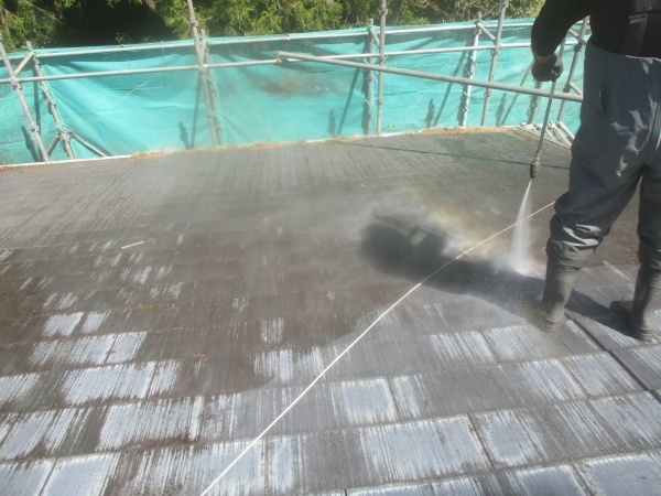 スレート屋根の洗浄中です