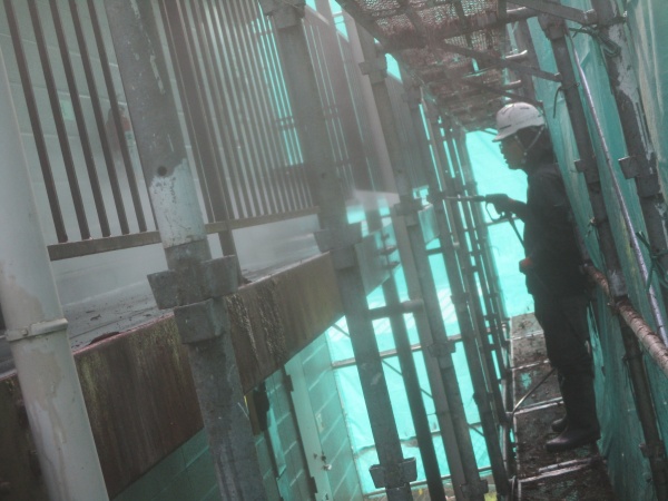 外壁の洗浄中です