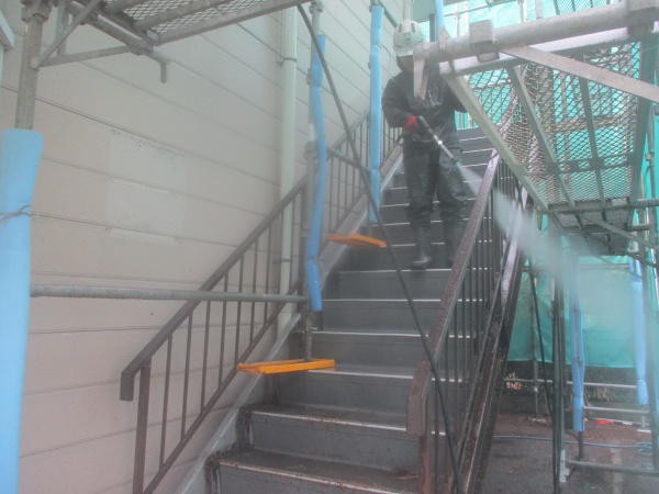 外壁の洗浄中です