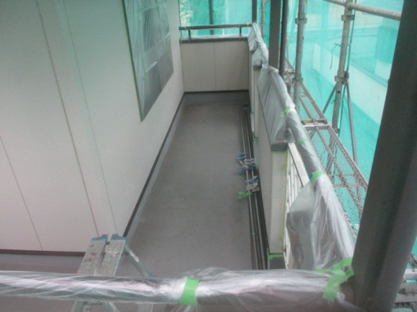 ベランダ周りの養生です