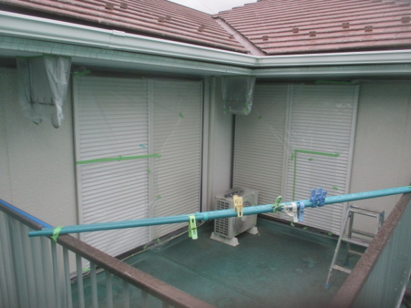 ベランダ周りの養生です
